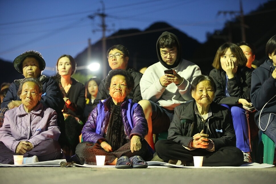 장경순(86) 할머니(앞줄 맨 오른쪽)가 5월3일 저녁 경북 성주 초전면 소성리 마을회관 앞 촛불문화제에 참석하고 있다.