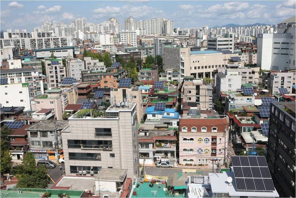 The Sipjaseong Village in the Gangdong District of Seoul is aiming to be an energy independent village through the use of solar panels. (provided by Seoul City)