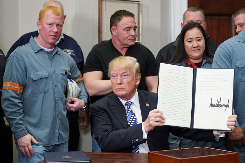 [Photo] Trump Signs Executive Order Imposing Tariffs On US Steel ...