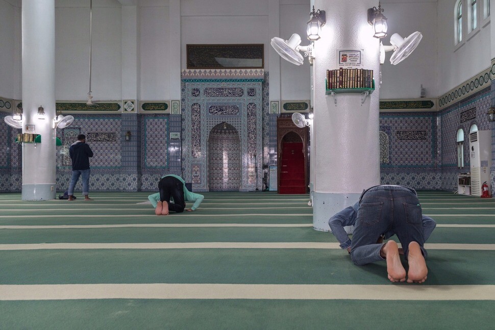 이집트 난민 오마르(가명)이 이태원 모스크에서 기도하고 있다.    박승화 기자