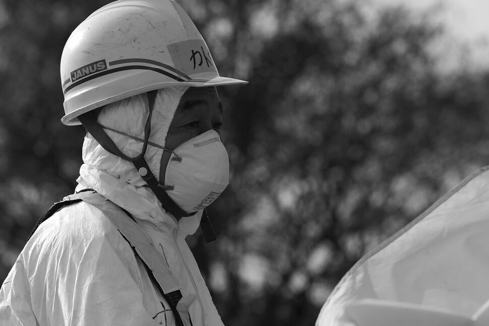 후쿠시마 핵발전 단지 들머리에서 교통 통제를 하는 노동자. 하청과 재하청의 고용구조다.