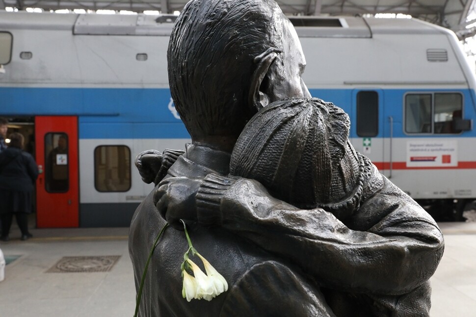 나치 정권 아래 유대인 등 절멸 대상자들은 기차에 태워져 아우슈비츠까지 이동했다. 체코 프라하 중앙역에 서 있는, 끌려가는 사람들의 동상.