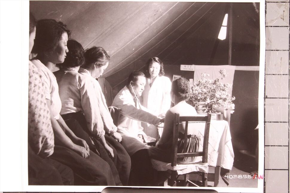 ③미 제3보병사단 민사구호소의 한국인 의사가 성매매 여성들을 진료하고 있다. 1952년 5월11일. 강성현 제공
