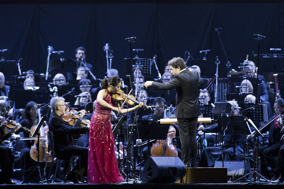구스타보 두다멜이 이끄는 LA 필하모닉이 3월17일 서울 방이동 올림픽공원 체조경기장에서 ‘존 윌리엄스 영화음악 콘서트’를 하고 있다. 마스트미디어 제공