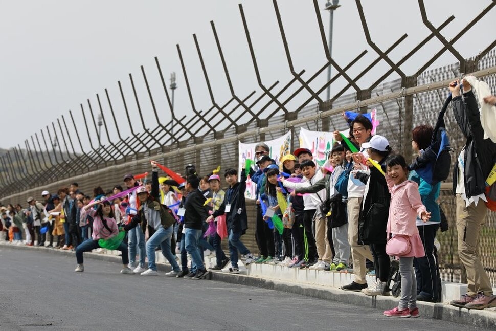 인천 강화군 연미정 주변에서 인간띠를 만든 어린이들이 2시27분이 됐음을 알리자 즐거워하고 있다. 