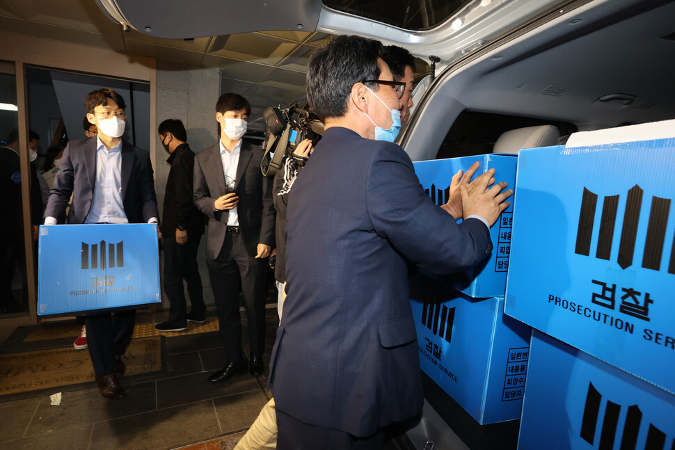 On May 21, investigators from the Seoul Western District Prosecutors’ Office load documents and evidence gathered from a raid on the offices of the Korean Council in Seoul’s Mapo District 12 hours earlier. (Lee Jeong-a, staff photographer)