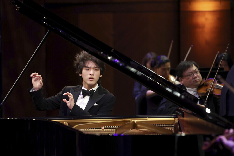 Pianist Lim Yun-chan accompanies the Fort Worth Symphony Orchestra conducted by chair of the jury Marin Alsop during the Van Cliburn International Piano Competition. (AP/Yonhap News)