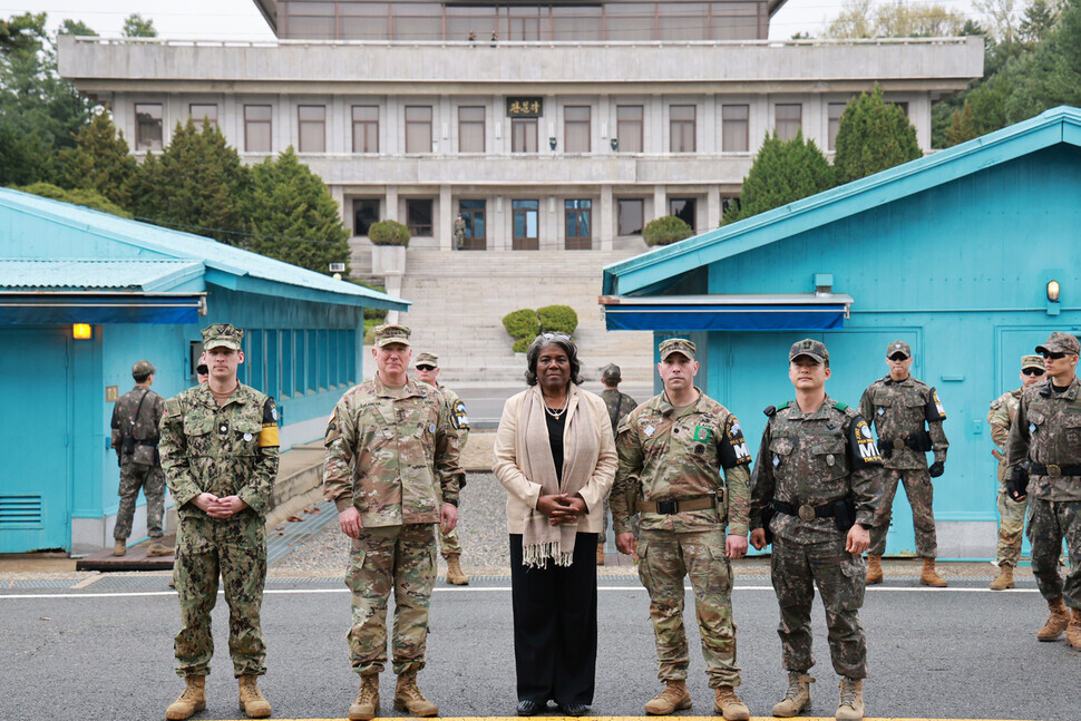 US Ambassador to the UN Linda Thomas-Greenfield (center) stands with UNC commander Gen. Paul LaCamera (second from left) and others at Panmunjom on the border between South and North Korea. (Kim Hye-yun/The Hankyoreh)