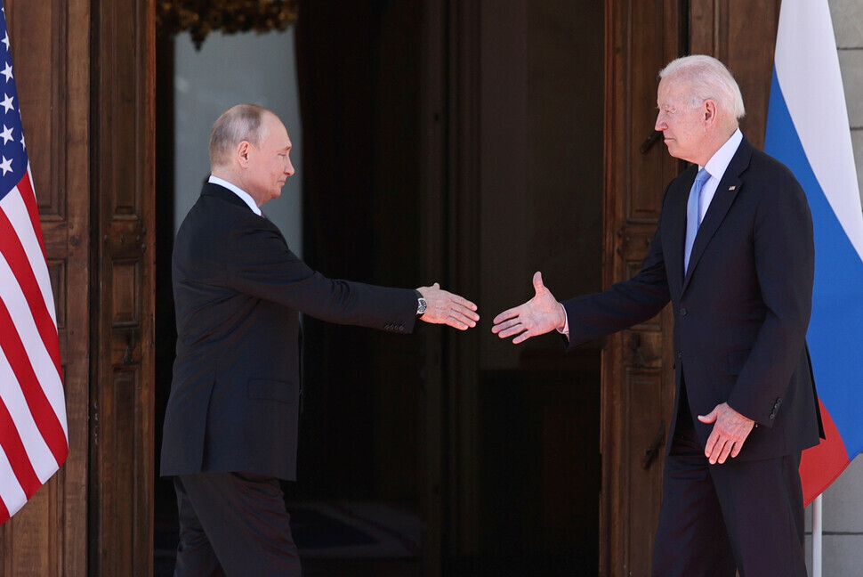 US President Joe Biden and Russian President Vladimir Putin shake hands before their first summit, held at the 18th-century Villa La Grange in Geneva, Switzerland, on June 16. (TASS/Yonhap)