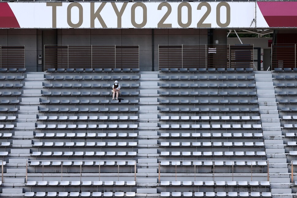 도쿄올림픽 개막을 하루 앞둔 7월22일 일본 시즈오카현에 있는 사이클링 경기장 관중석에 한 사람이 마스크를 쓴 채 외롭게 앉아 있다. REUTERS 연합뉴스