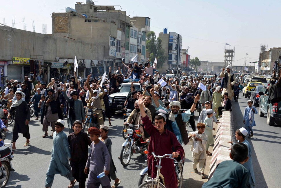 미국이 아프가니스탄에서 20년 만에 완전히 철수한 다음날인 2021년 8월31일, 수도 카불에서 탈레반 지지자들이 탈레반 깃발을 흔들고 구호를 외치며 자축 행진을 하고 있다. AFP 연합뉴스