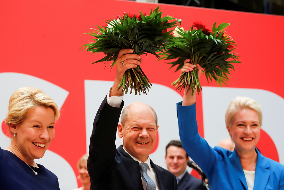2021년 독일 총선 다음날인 9월27일, 사회민주당의 올라프 숄츠 대표(가운데)가 베를린에서 열린 당 대표자 대회에서 당원들과 함께 16년 만의 선거 승리를 자축하며 활짝 웃고 있다. AP 연합뉴스