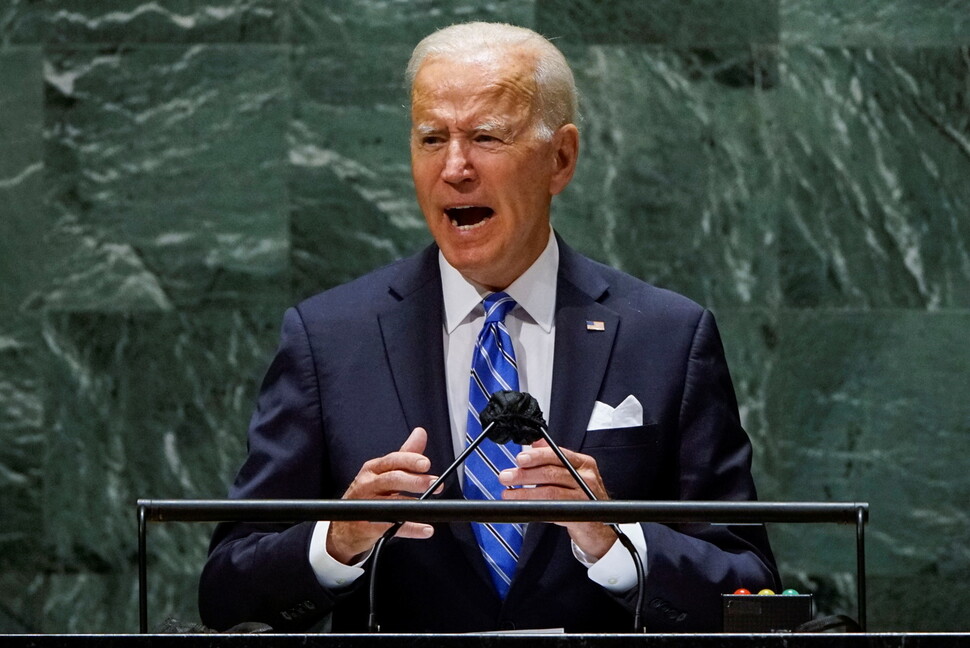 조 바이든 미국 대통령이 2021년 9월21일 미국 뉴욕에서 열린 유엔총회에서 연설하고 있다. 그는 연설에서 “미국은 힘의 모범이 아니라, 모범의 힘을 보여줄 것”이라고 공언했지만 ‘립서비스’라는 비판이 나온다. REUTERS