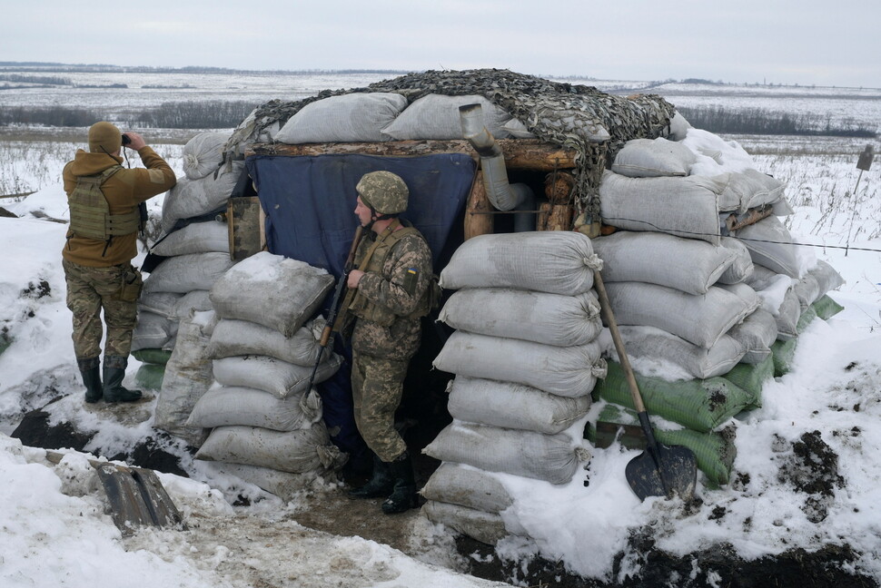 2022년 1월4일 우크라이나 군인들이 동부 루간스크의 친러시아 반군 장악 지역과 접한 크림스케의 한 전투 진지에서 경계를 서고 있다. REUTERS 연합뉴스