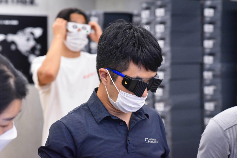 이정규 기자가 7월24일 서울 마포구 뉴발란스 매장 지하 1층에서 장비를 이용해 시각장애를 체험하고 있다. 김승현 제공