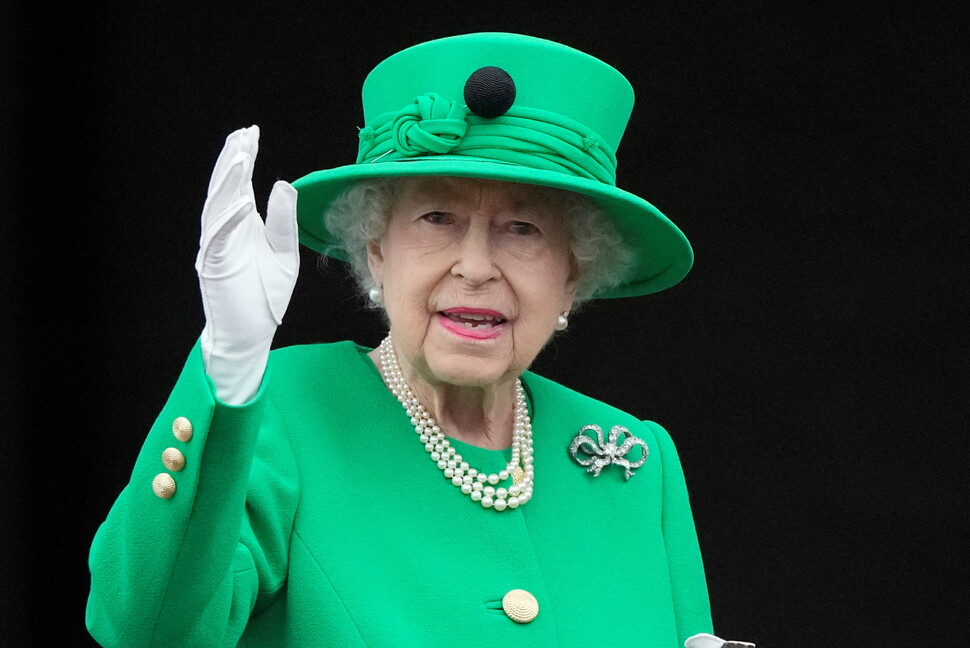 즉위 70주년 기념 행사가 열린 2022년 6월5일 엘리자베스 2세 여왕이 런던 버킹엄궁 발코니에서 군중을 향해 손을 흔들고 있다. REUTERS 연합뉴스