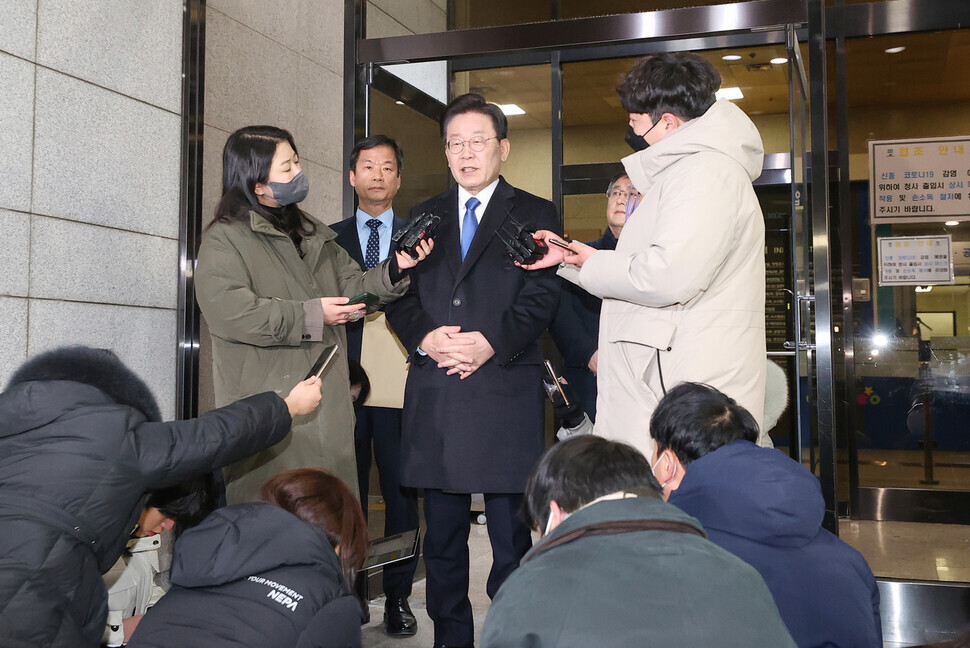 Lee Jae-myung, the leader of the Democratic Party, addresses the press outside the Seoul Central District Prosecutors’ Office on Jan. 28 after appearing for interrogation in relation to the Daejang development scandal. (Yonhap)