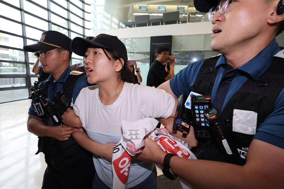Police remove a student who entered the building where the Japanese Embassy is located in Seoul to deliver a letter of protest regarding Japan’s plan to dump contaminated water from the Fukushima nuclear plant. (Shin So-young/The Hankyoreh)