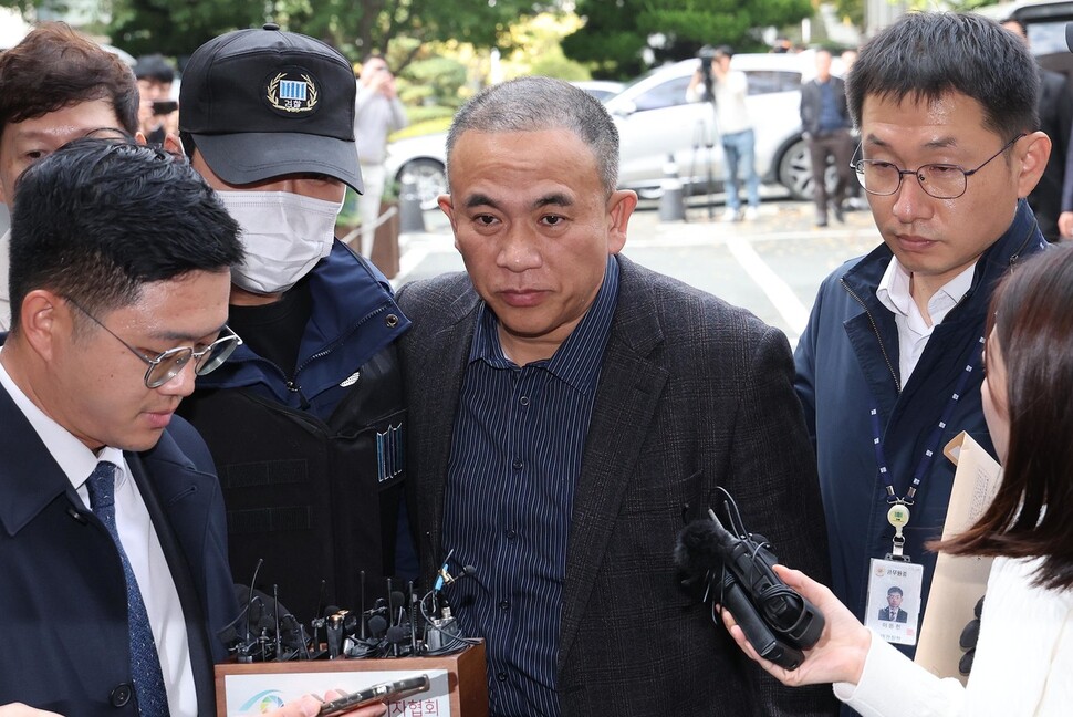 김건희 여사 공천 개입 의혹과 미래한국연구소의 불법 여론조사 의혹 등 사건의 핵심 인물인 명태균씨가 2024년 11월14일 오후 경남 창원시 성산구 창원지방법원에 구속 전 피의자 심문(영장실질심사)을 받기 위해 출석하고 있다. 한겨레 자료