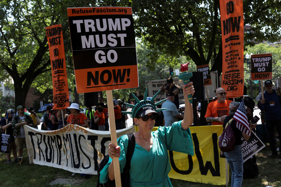 미국 독립기념일 249주년을 맞은 2025년 7월4일 반트럼프 집회에 나선 시민들과 활동가들이 백악관 쪽으로 행진하고 있다. REUTERS 연합뉴스