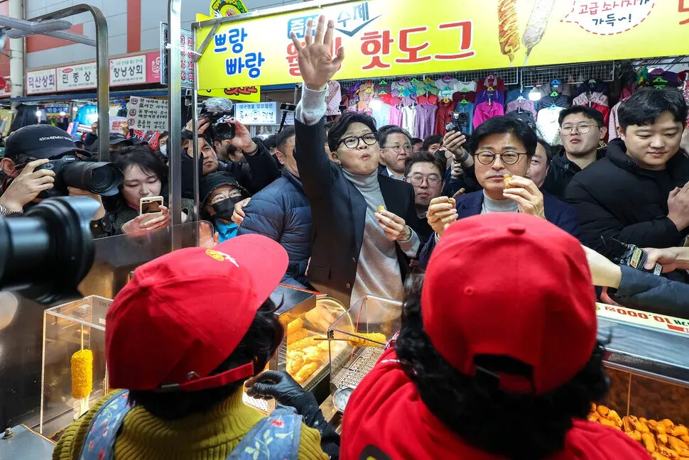 Han Dong-hoon, the former leader of the conservative People Power Party, pays a visit to a local market in Daegu on February 27, 2026. (Yonhap)