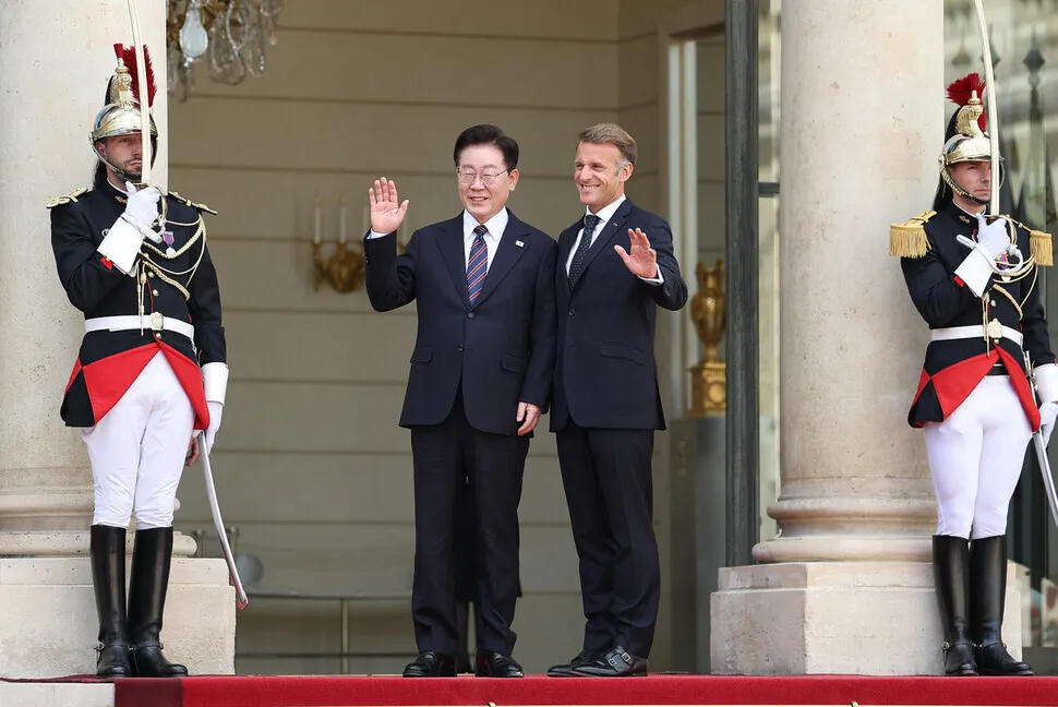 President Lee Jae Myung of South Korea and President Emmanuel Macron of France greet the press upon meeting at the Élysée Palace in Paris on Sept. 8, 2026. (Yonhap)