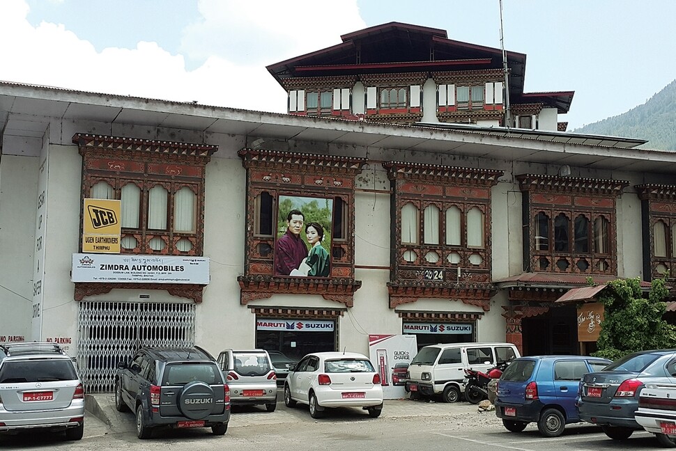 부탄의 수도 팀푸의 한 건물에 걸린 왕과 왕비의 사진. 박진도