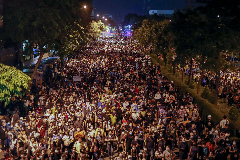 총리 퇴진과 군주제 개혁을 요구하는 태국 시위대가 지난 10월21일(현지시간) 밤 총리실이 있는 방콕 정부청사 인근에서 거리행진을 벌이고 있다. 방콕 AP/연합뉴스