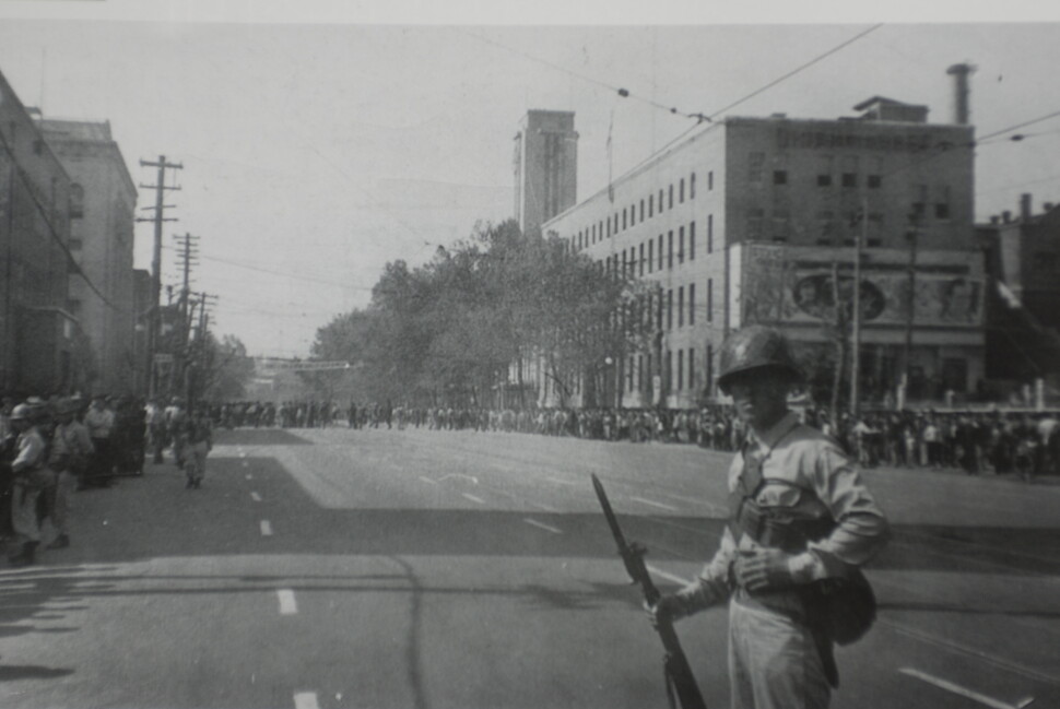 1961년 5·16 군사정변 당일 국회(현재 서울시의회) 앞 태평로 모습.
