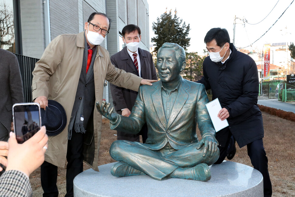 장영달 김근태재단 이사장(맨 왼쪽) 등이 김 전 의장의 동상 앞에서 기념사진을 찍고 있다. 박종식 기자