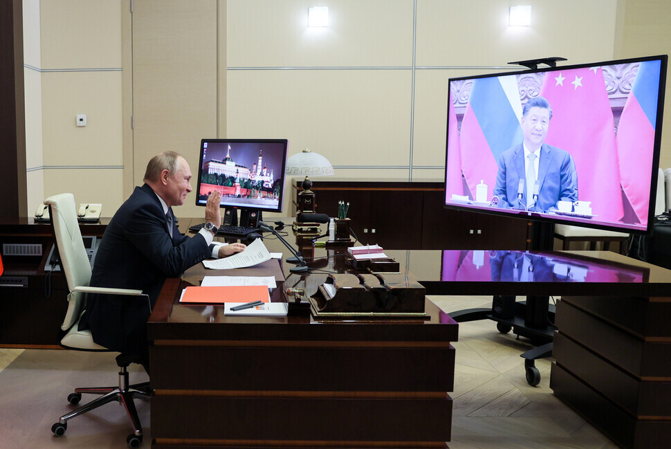 Russian President Vladimir Putin speaks to Chinese leader Xi Jinping during a virtual summit held on Wednesday afternoon. (TASS/Yonhap News)