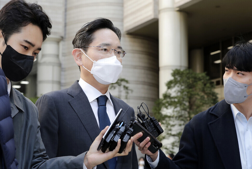 Lee Jae-yong, the newly appointed chairman of Samsung Electronics, answers questions from the press about his promotion as he leaves the courthouse following an appearance at a trial for charges he faces of accounting fraud. (Kim Myoung-jin/The Hankyoreh)