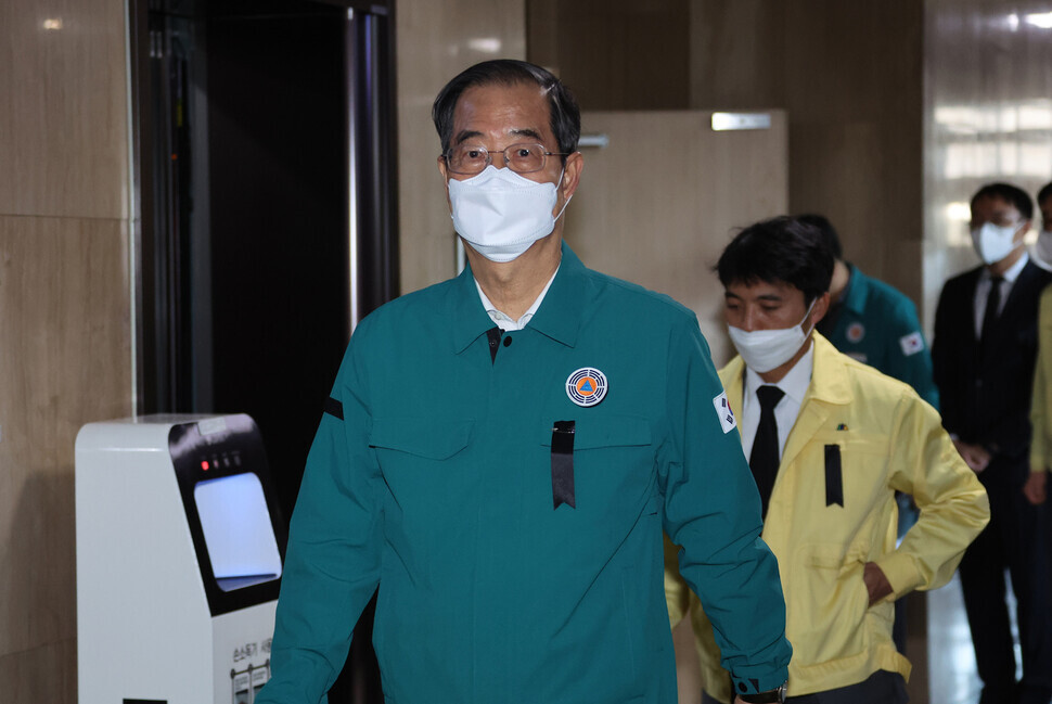 Prime Minister Han Duck-soo leaves a meeting of the Central Disaster and Safety Countermeasure Headquarters at the government complex in Seoul on Nov. 2. (Yonhap)