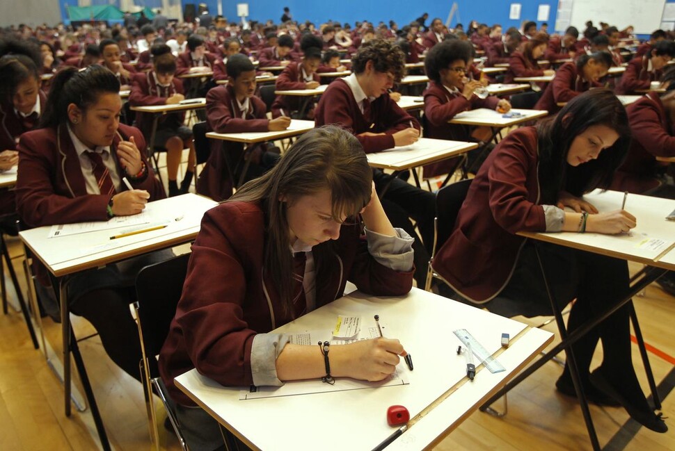 영국 런던의 한 학교에서 GCSE(중등교육일반자격증) 시험을 준비하는 학생들의 모습. REUTERS