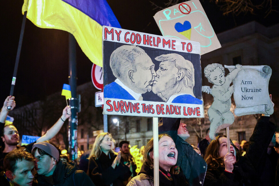 러시아의 우크라이나 침공 3주년을 맞은 2025년 2월24일 독일 베를린에서 시민들이 우크라이나를 지지하는 시위를 하고 있다. REUTERS 연합뉴스