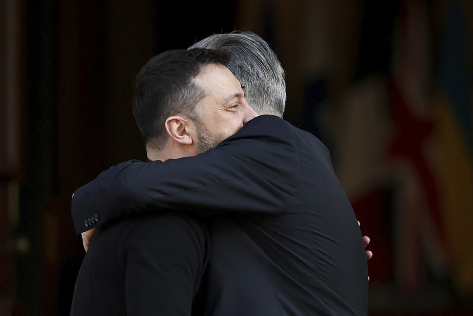 볼로디미르 젤렌스키 우크라이나 대통령(왼쪽)이 2025년 3월2일 영국 런던에서 정상회담에 앞서 키어 스타머 총리와 얼싸안고 인사를 나누고 있다. AP 연합뉴스