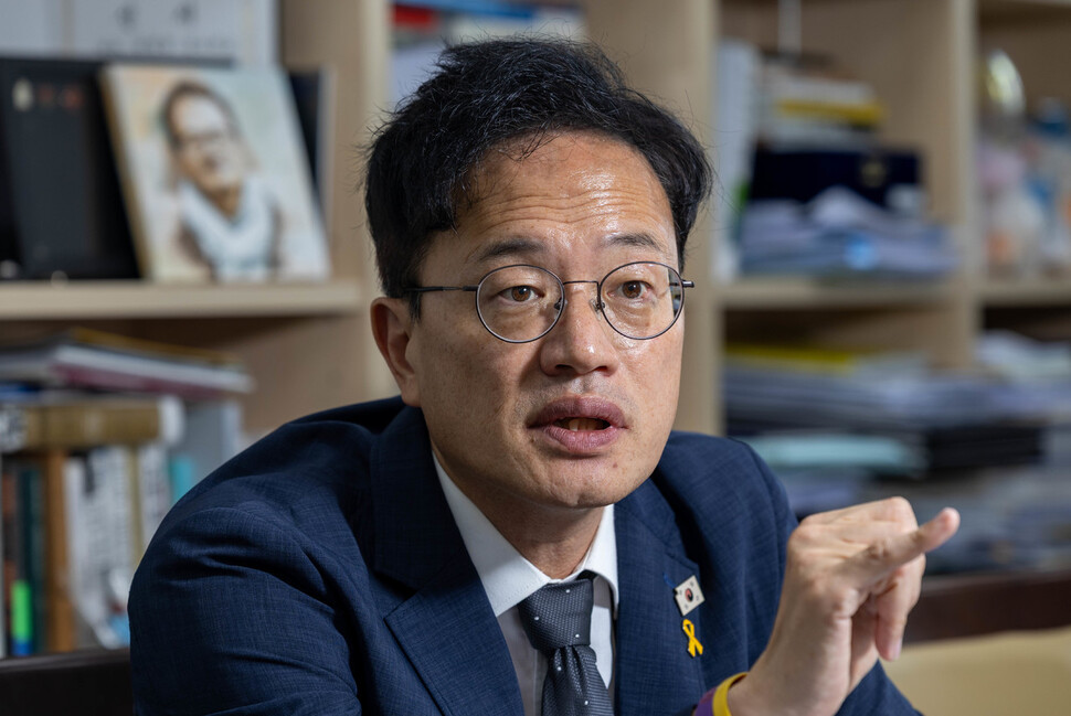 박주민 국회 보건복지위원장(더불어민주당 의원)이 2025년 10월1일 국회에서 문신사법안 가결과 관련해 한겨레21과 인터뷰하고 있다. 김진수 선임기자 jsk@hani.co.kr