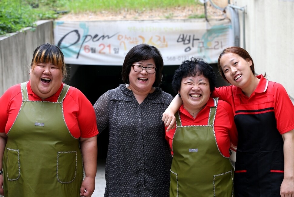 지적장애인 자활사업장인 충남 천안시 두정동 ‘맛있는 국수집’ 2호점 앞에서 현장 실습을 하는 원생들과 ‘나비의 꿈’ 김은희 원장(왼쪽 두 번째)이 기념사진을 찍었다.