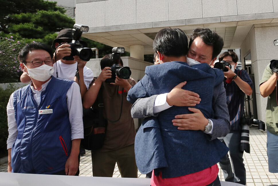 KTU leader Kwon Jung-oh (left) celebrates with union members a Supreme Court ruling giving the KTU official recognition as a labor union on Sept. 3. (Baek So-ah, staff photographer)