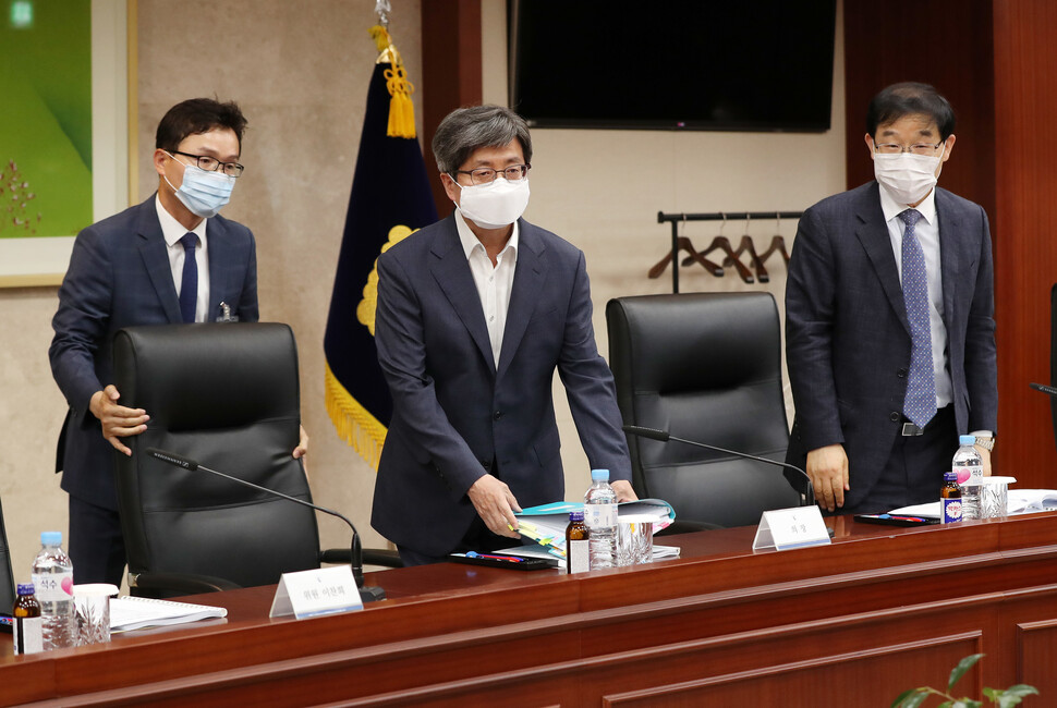2020년 6월 김명수 대법원장(가운데)이 서울 서초구 대법원에서 열린 제7차 사법행정자문회의에 참석하고 있다. 공동취재사진