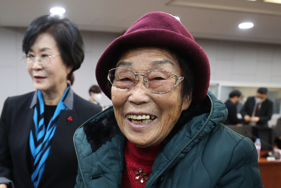 Yang Geum-deok, a former labor conscript for Mitsubishi during Japan’s colonial occupation of Korea, smiles as she meets with lawmakers at the launch ceremony on Feb. 16 for a gathering of lawmakers calling for Japan to formally apologize to victims of forced labor and offending corporations to pay damages directly. (Shin So-young/The Hankyoreh)