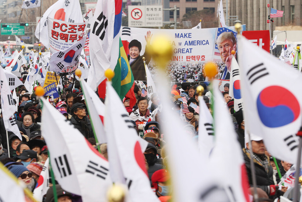 Conservative protesters wave South Korean flags and chant slogans calling for the overturning of President Park Geun-hye’s impeachment