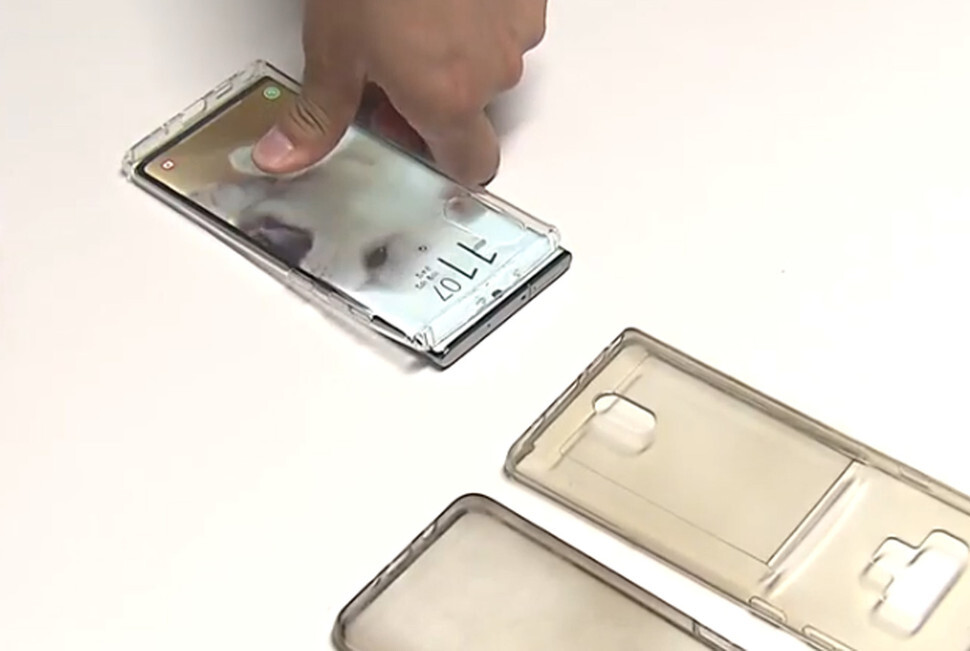 A scene of a video showing an unregistered fingerprint unlocking a Samsung Galaxy S10 smartphone simply by placing a silicone case over the screen.