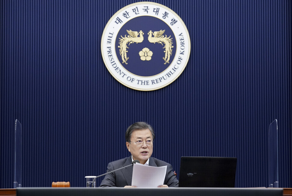 South Korean President Moon Jae-in presides over a video conference of senior aides and secretaries at the Blue House on Dec. 15. (Yonhap News)