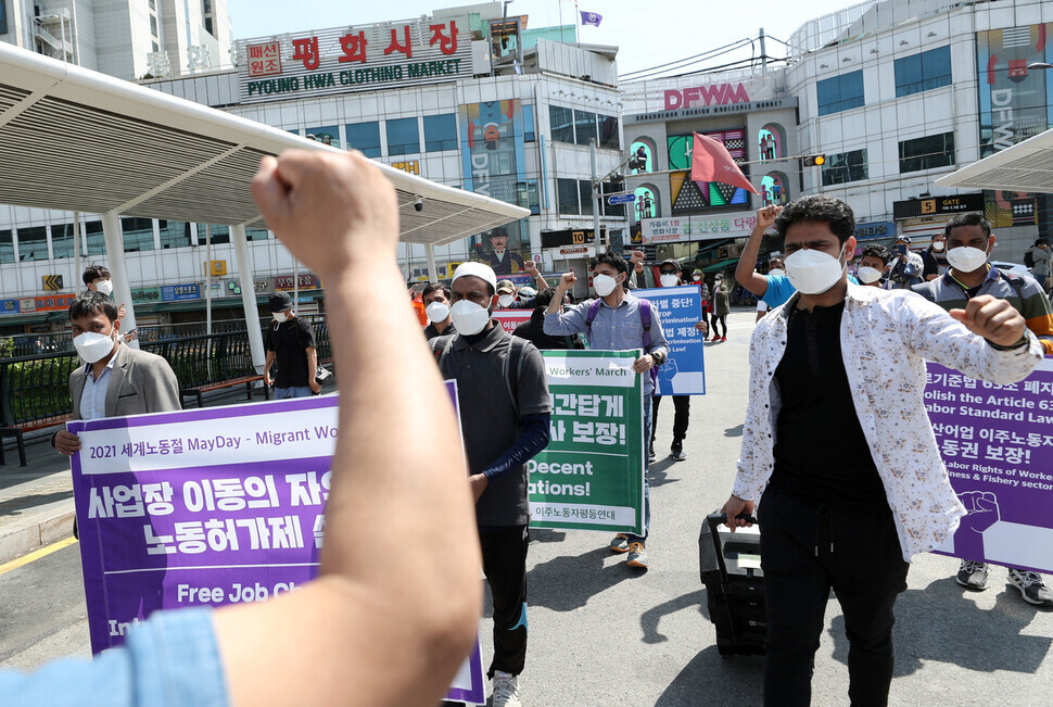 Migrant workers hold a march for migrant labor rights Sunday from Cheonggye Stream’s Jeon Tae-il Bridge to the Seoul Regional Employment and Labor Office. (Lee Jong-keun/The Hankyoreh)
