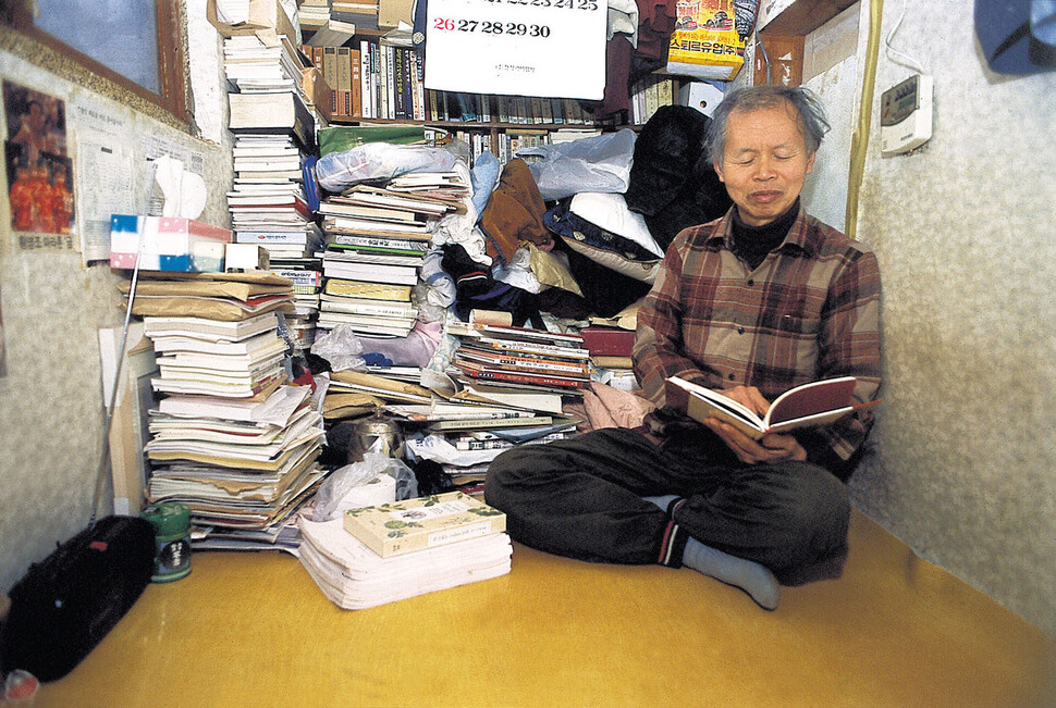 1998년 4월 권정생 선생이 생전에 기거했던 단칸방에서 책을 읽고 있다. 박승화 <한겨레21> 기자 eyeshoot@hani.co.kr