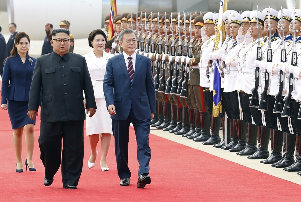 문재인 대통령과 김정은 국무위원장 부부가 북한 인민군 의장대를 사열하고 있다.
