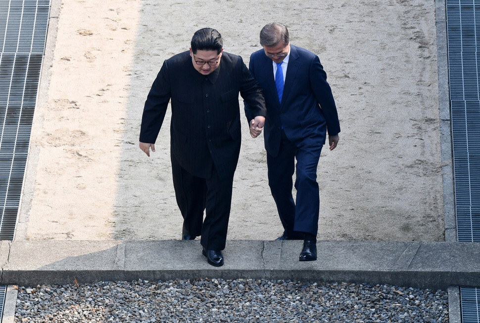 South Korean President Moon Jae-in and North Korean leader Kim Jong-un cross the Military Demarcation Line at Panmunjom together on Apr. 27, 2018. (Kim Gyoung-ho, staff photographer)