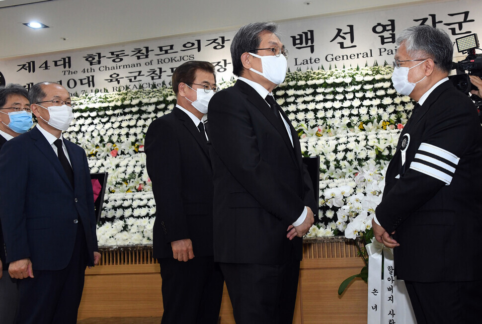 Blue House Chief of Staff Noh Young-min (center) attends the funeral of Paik Sun-yup, a controversial four-star general who is considered a pro-Japanese collaborator by some and as a war hero by others, at Asan Medical Center in Seoul on July 12. (photo pool)