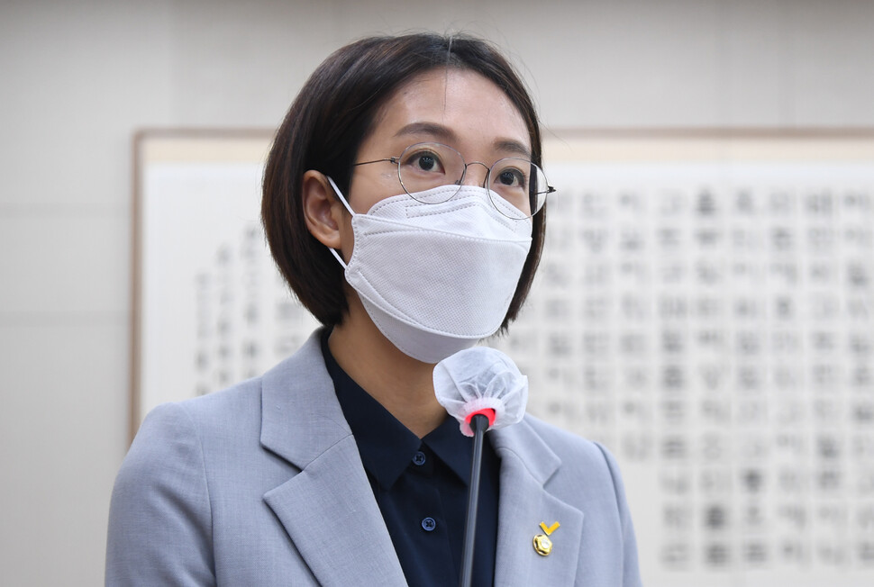 장혜영 정의당 의원이 9월21일 국회 법제사법위원회에서 자신이 대표 발의한 차별금지법 제정안을 설명하고 있다. 연합뉴스
